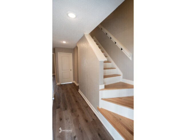 Foto del edificio - KENWOOD POINTE: Water/Sewer Included!!