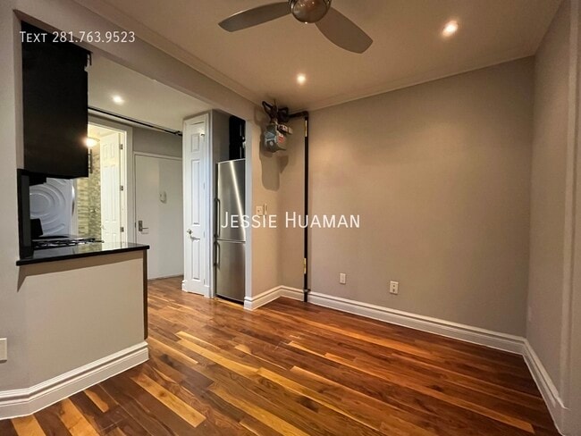 Foto del edificio - 221 E 23rd St