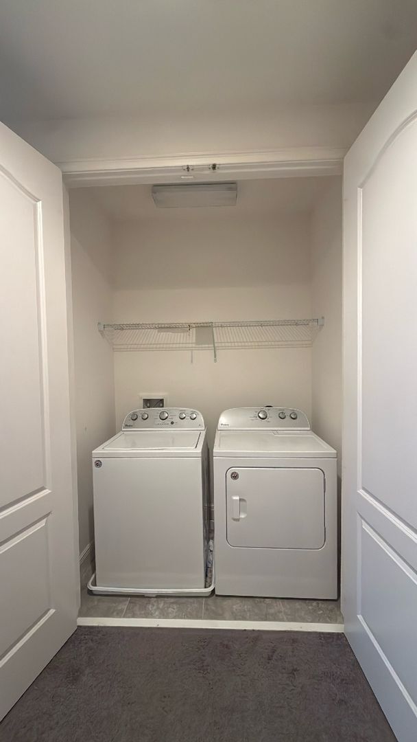 Building Photo - Eagle Creek three bedroom, 2 and half bath...