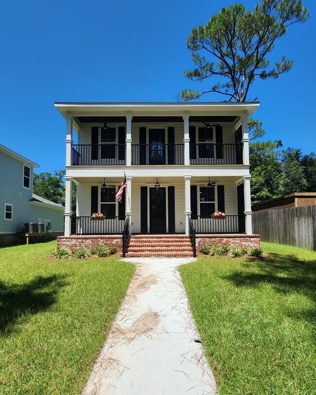Building Photo - Stunning new executive home in Gulf Shores!