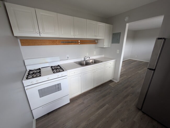 Kitchen - 17 East California Avenue