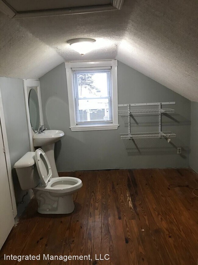 Building Photo - 3 br, 1.5 bath House - 725 Lakeview Drive