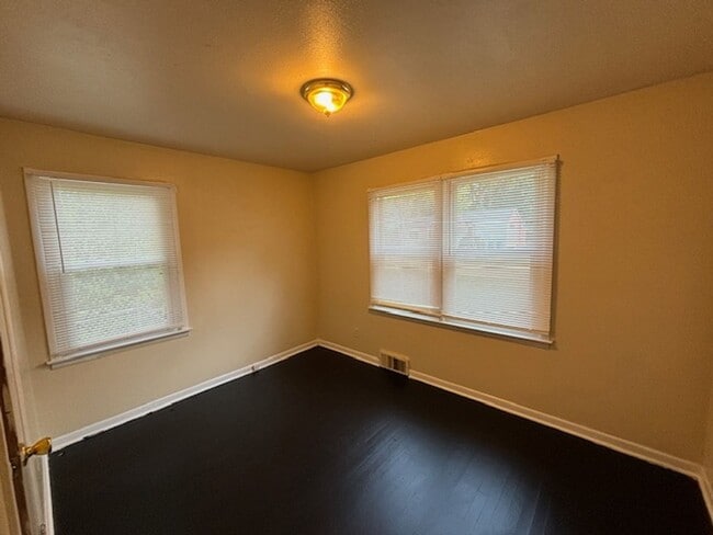 Building Photo - 3 Bedroom