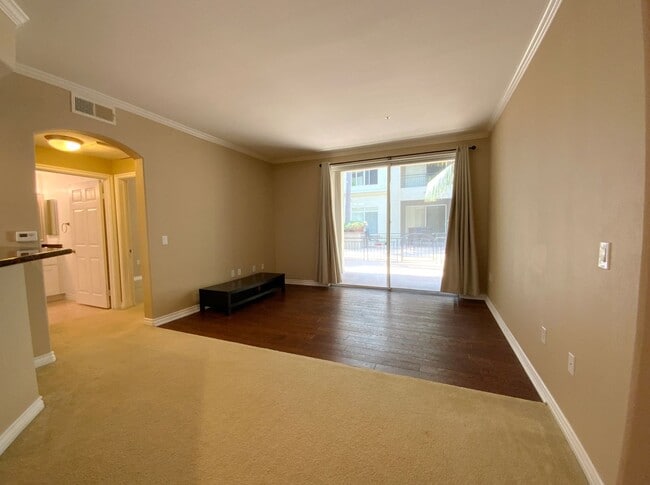 Building Photo - Spacious Condo in Regents w/Laundry, Parki...