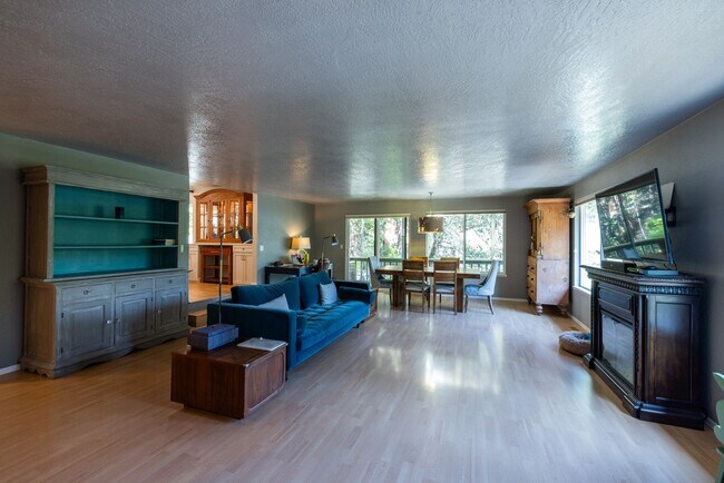 Foto del edificio - Rare Rental Opportunity: Premium 4-BR Home with Panoramic Views