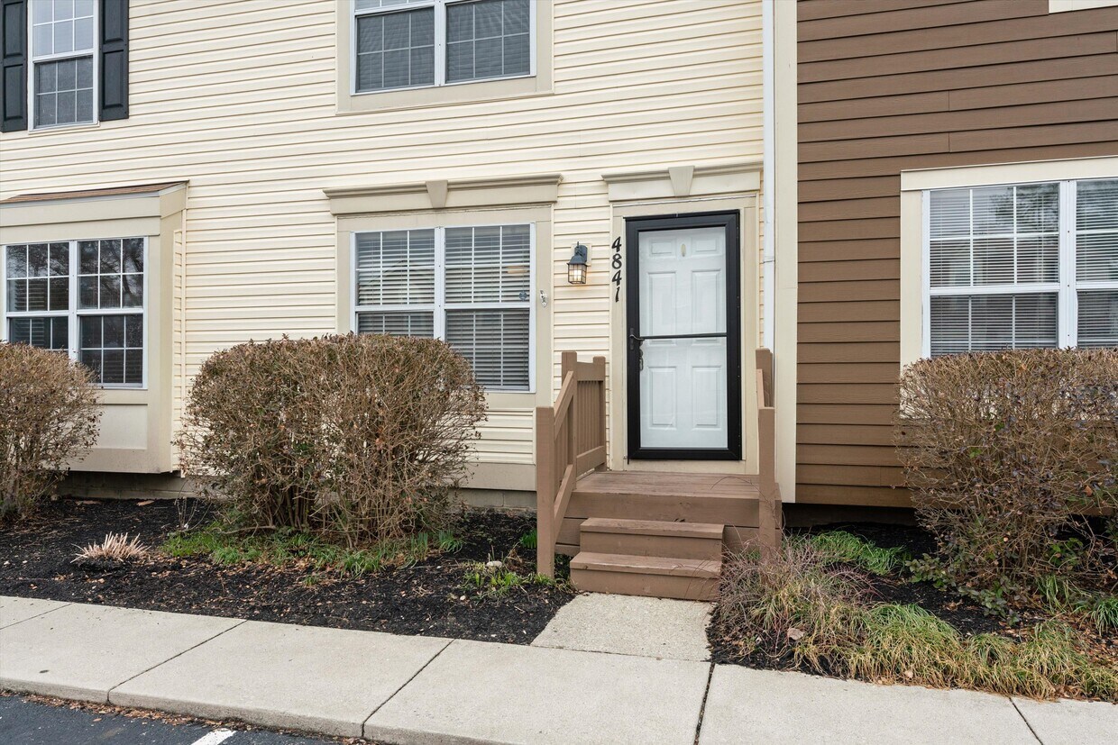 Foto principal - 4841 Stoneybrook Blvd