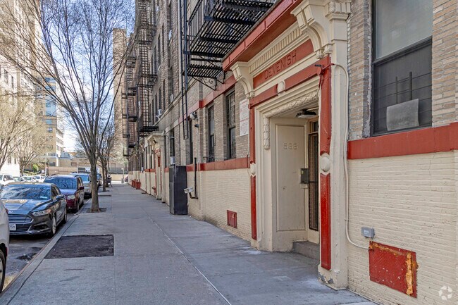Pasarela - 566 W 191st St