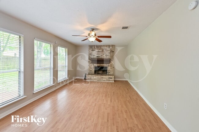 Foto del edificio - 3711 Clear Falls Dr