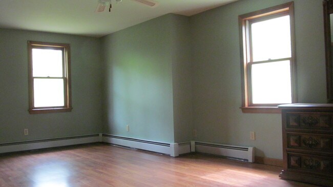 Master Bedroom - 35 Leighton Rd