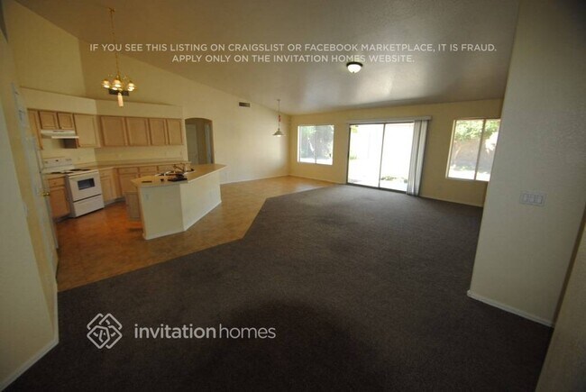 Building Photo - 9426 E Juanita Ave