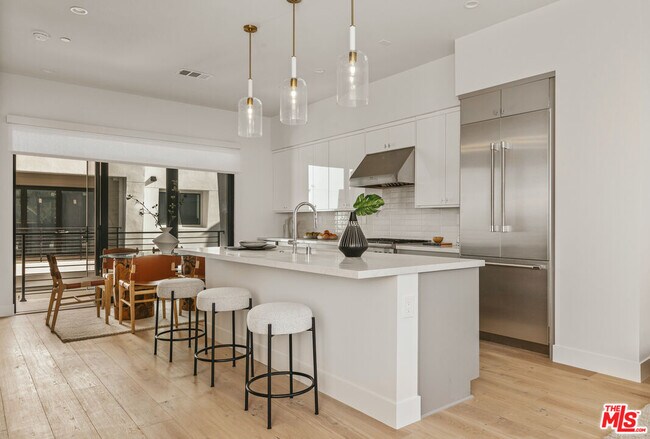 Foto del edificio - 3218 S Barrington Ave