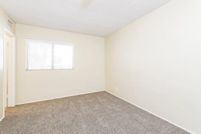 Foto del edificio - 7356 Darby Ave