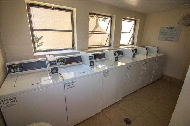 Foto del edificio - 6060 S Falls Circle Dr