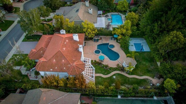 Building Photo - 5915 Greenbriar Ct