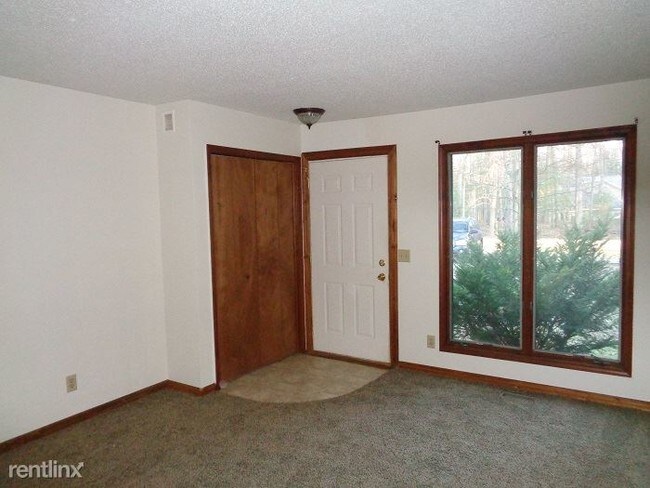 Building Photo - 2 br, 1 bath Duplex - 15118 Hickory St