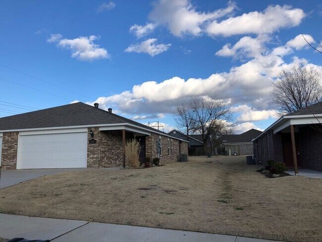Building Photo - Three Bedroom | Two Bath Duplex in Holland...