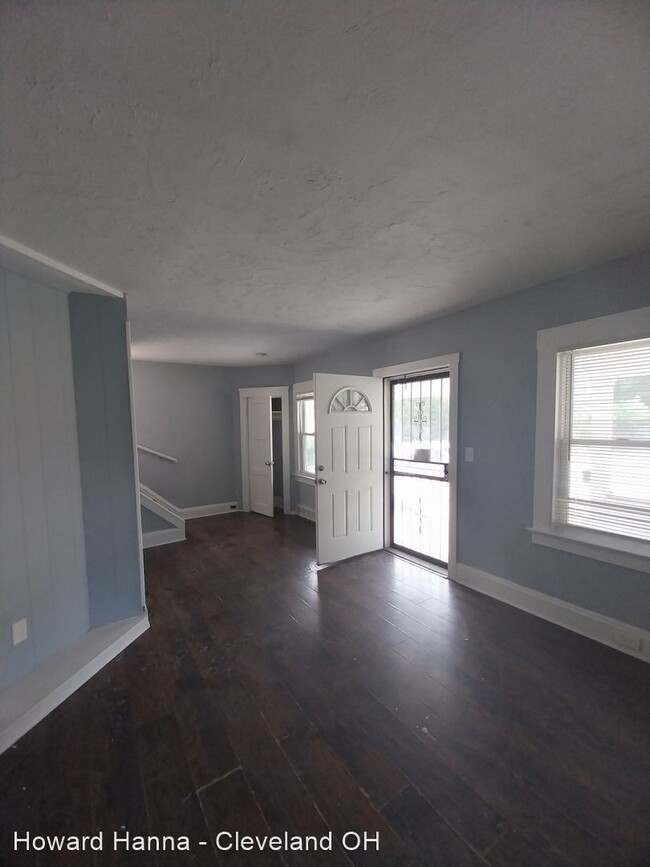 Building Photo - 3 br, 1.5 bath House - 19001 Pasnow Ave