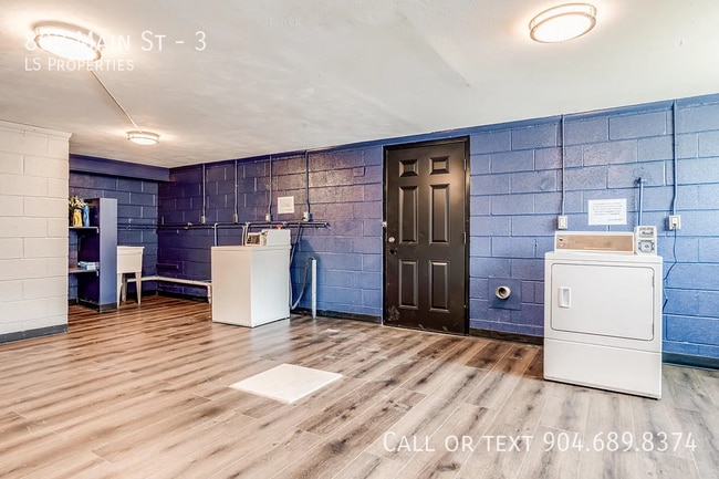 Building Photo - 802 Main St