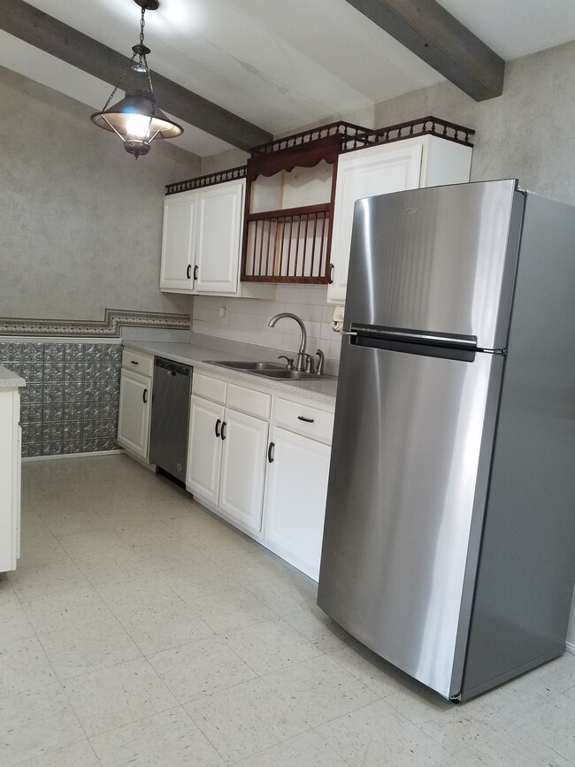 Kitchen - 607 E Shelby St