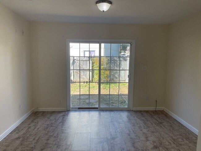 Building Photo - SOUTH STAFFORD TOWNHOME FOR RENT
