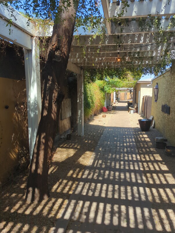 Foto del edificio - 1646 E Indianola Ave