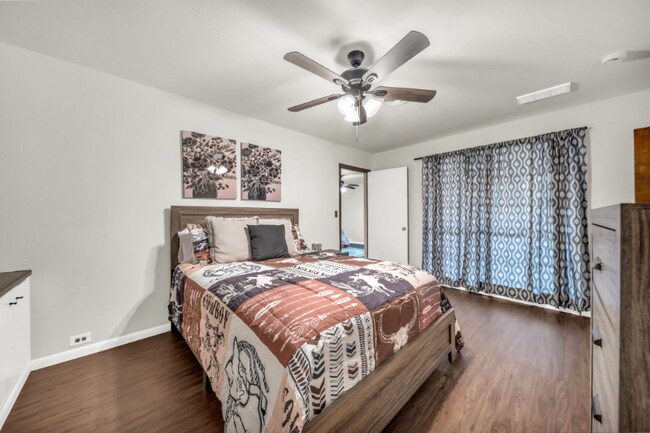 Building Photo - 5111 Ashwood Dr