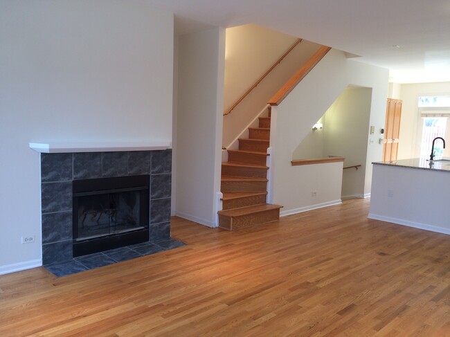 Living/Dining - 259 W Goethe St