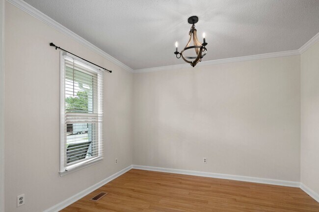 Building Photo - 6180 Lakeway Dr