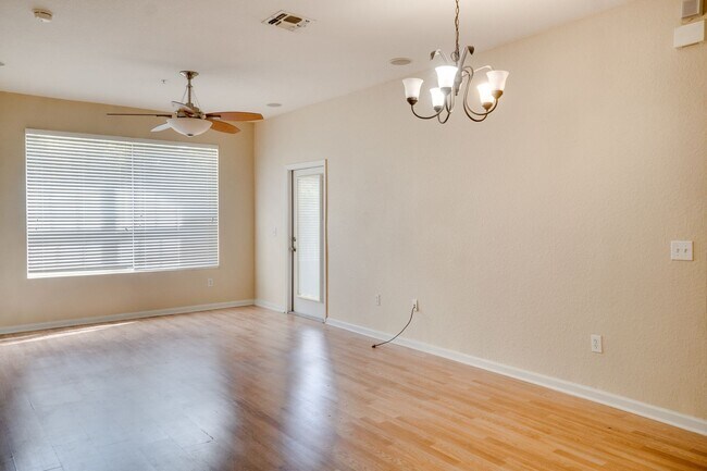 Foto del edificio - Cute 3/2 Condo in Horizons at Vista Lakes (Gated) with Updated Flooring and Front Parking Space