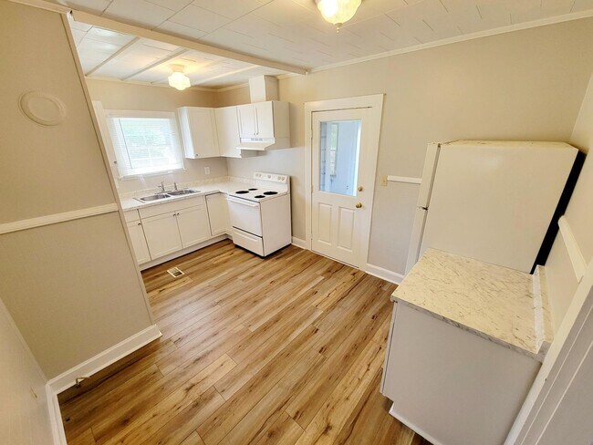 Building Photo - Cozy 2-Bedroom Home for Rent in Burlington!