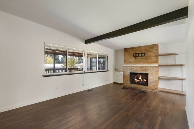 Foto del edificio - Spacious 5 Bedroom with Huge yard and 3 fireplaces