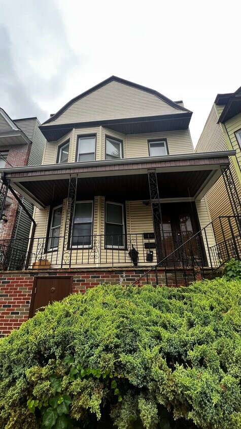 EXTERIOR MAIN - 187 Clerk St