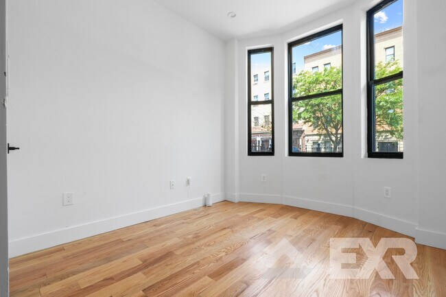 Foto del edificio - 236 Montrose Ave