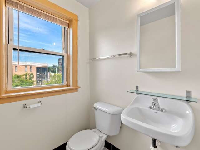 Foto del edificio - 2217 W Wisconsin Ave