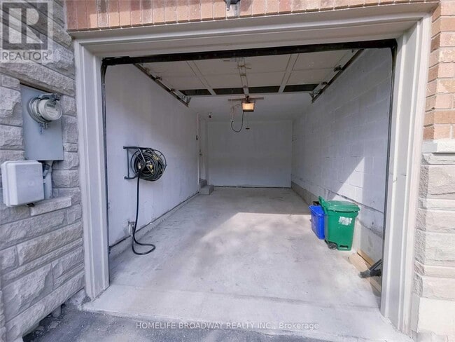 Building Photo - 98 Hillwood St