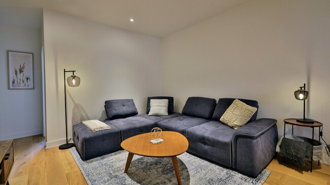 Building Photo - 4619 R. Saint-Denis