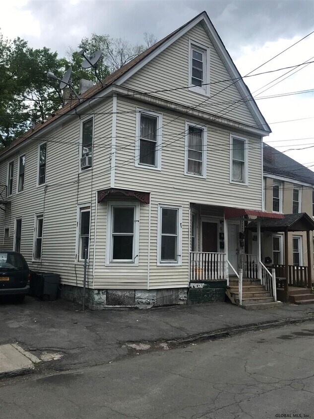 15 Moyston St, Schenectady, NY 12307 House for Rent in Schenectady