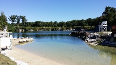 Building Photo - 100 Heritage Ln