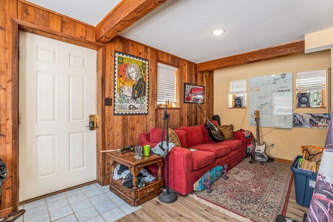 Foto del edificio - Charming 2 Bed / 1 Bath on the Hill! Remodeled Kitchen + Backyard + Storage Shed!