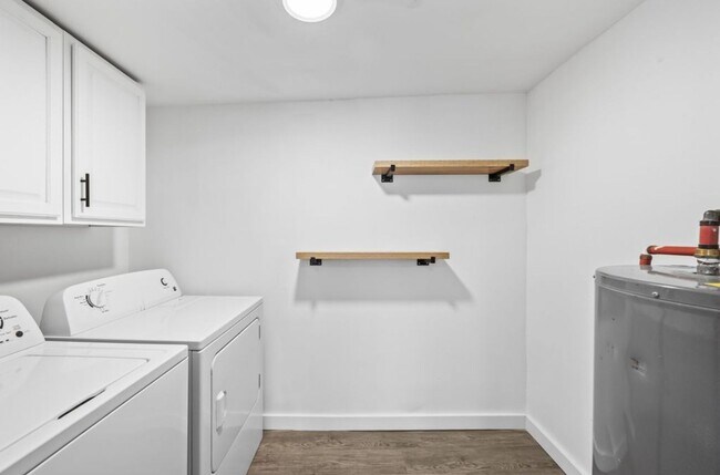 Building Photo - Newly Renovated Home