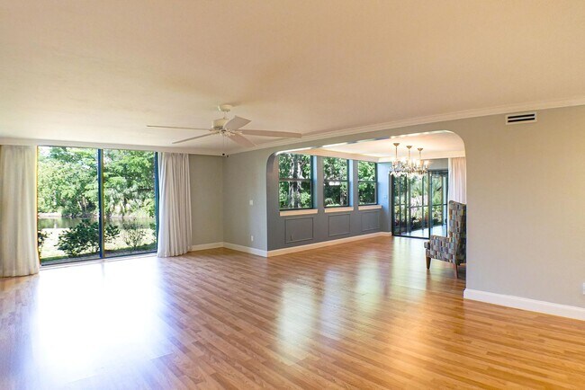 Foto del edificio - RARE ON MARKET , 2+den 2 1/2 bath overview...