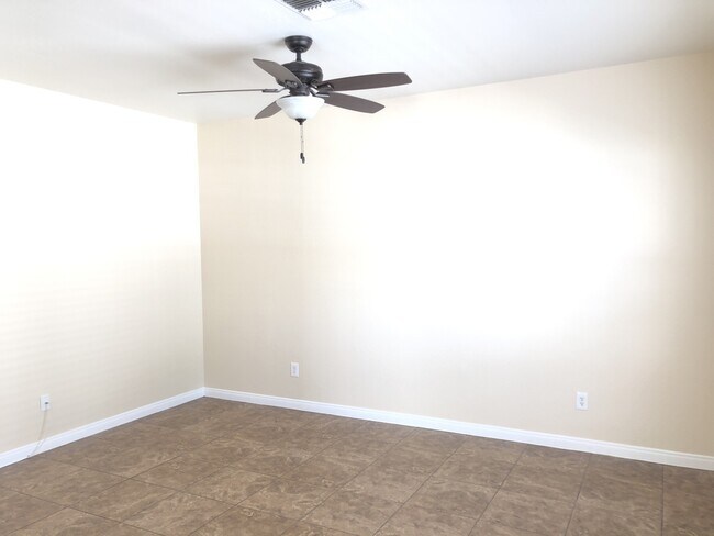 Building Photo - CENTRAL BAKERSFIELD  *FIRST MONTH'S RENT F...