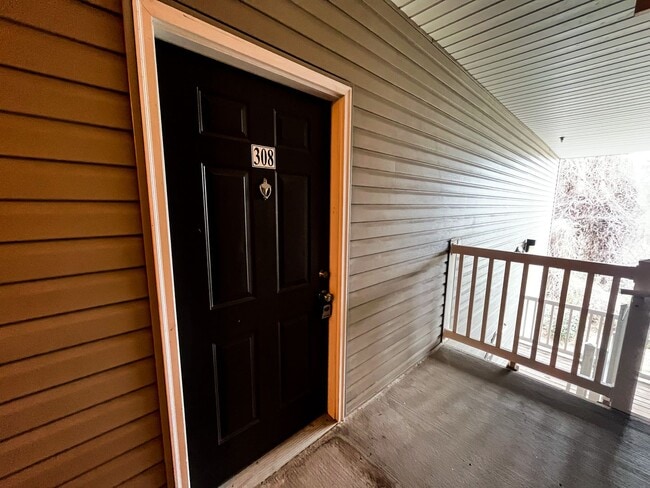 Building Photo - Greensboro 2 Bedroom, 2 Bathroom Condo
