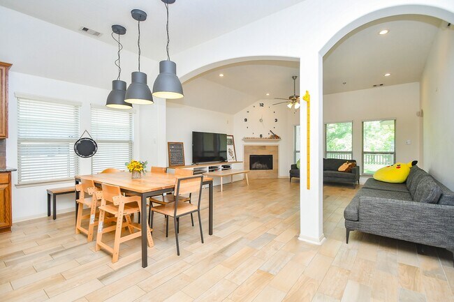 Foto del edificio - 16814 Ranger Ridge Dr