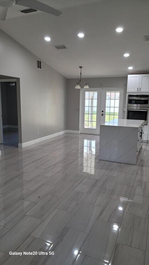 Foto del edificio - 2581 SE Jason Ave