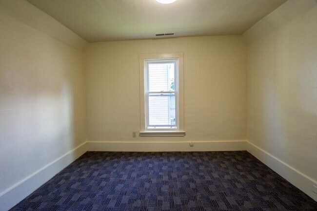 Building Photo - 715 S Beech St