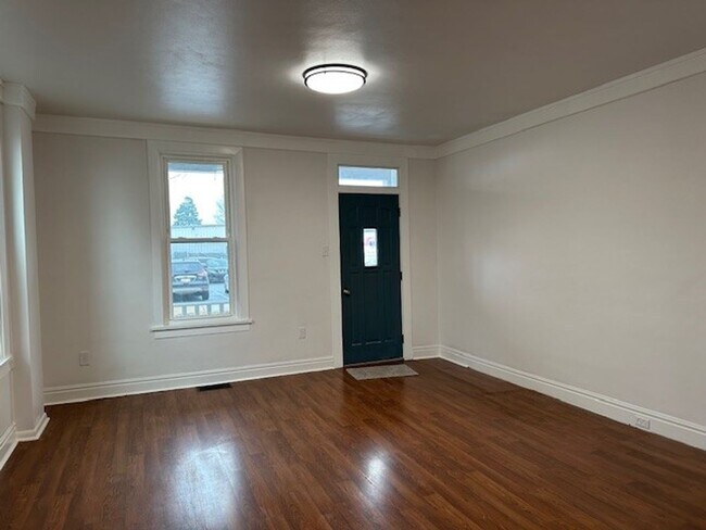 Foto del edificio - 225 N College St