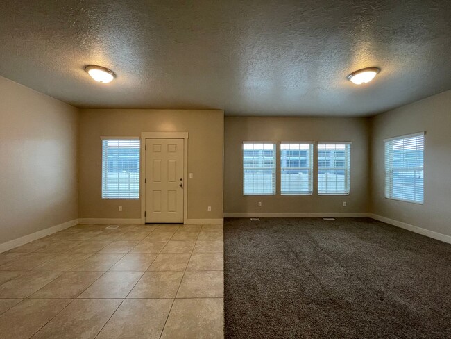 Building Photo - Huge End-Unit Townhouse in Saratoga Springs!