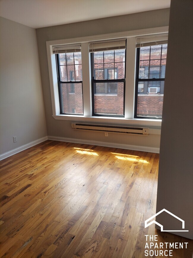 Building Photo - 4419 N Wolcott Ave