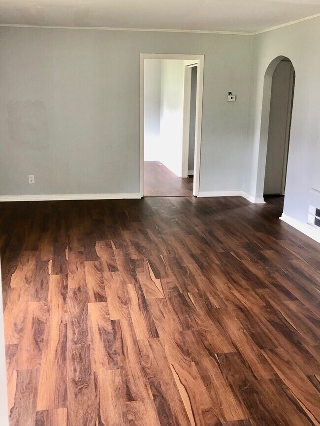 Building Photo - SPACIOUS Zephyrhills 4BR/1BA Home in the H...